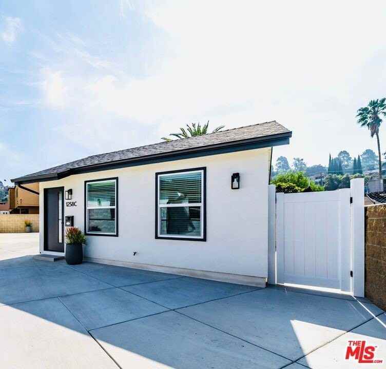 1258 Mariposa St Apt C - Photo 3 of 12