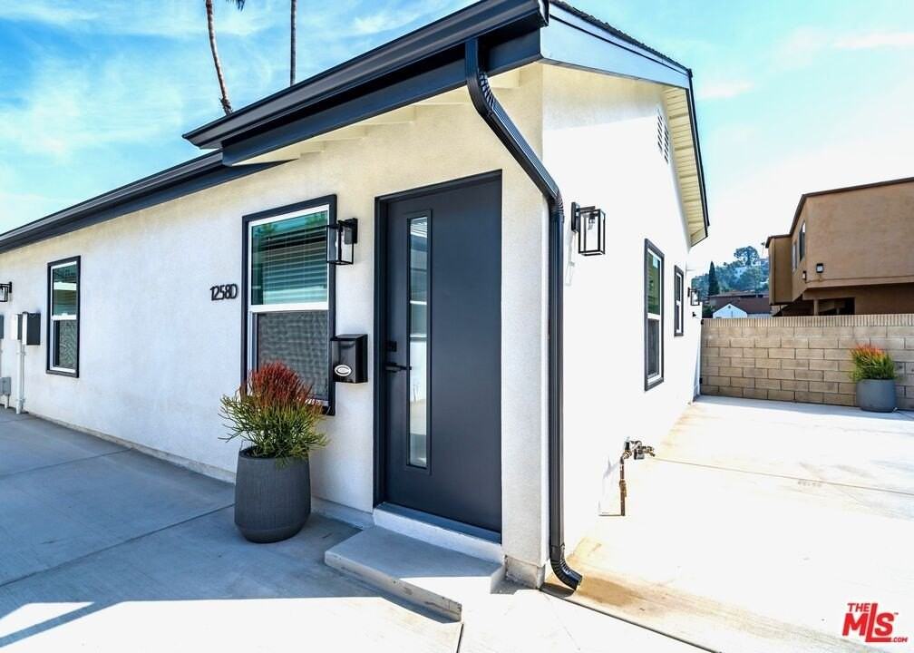 1258 Mariposa St Unit D - Photo 3 of 12