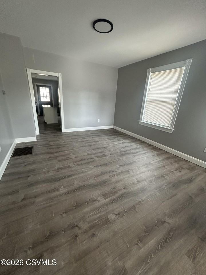 181 Railroad St - Photo 3 of 11