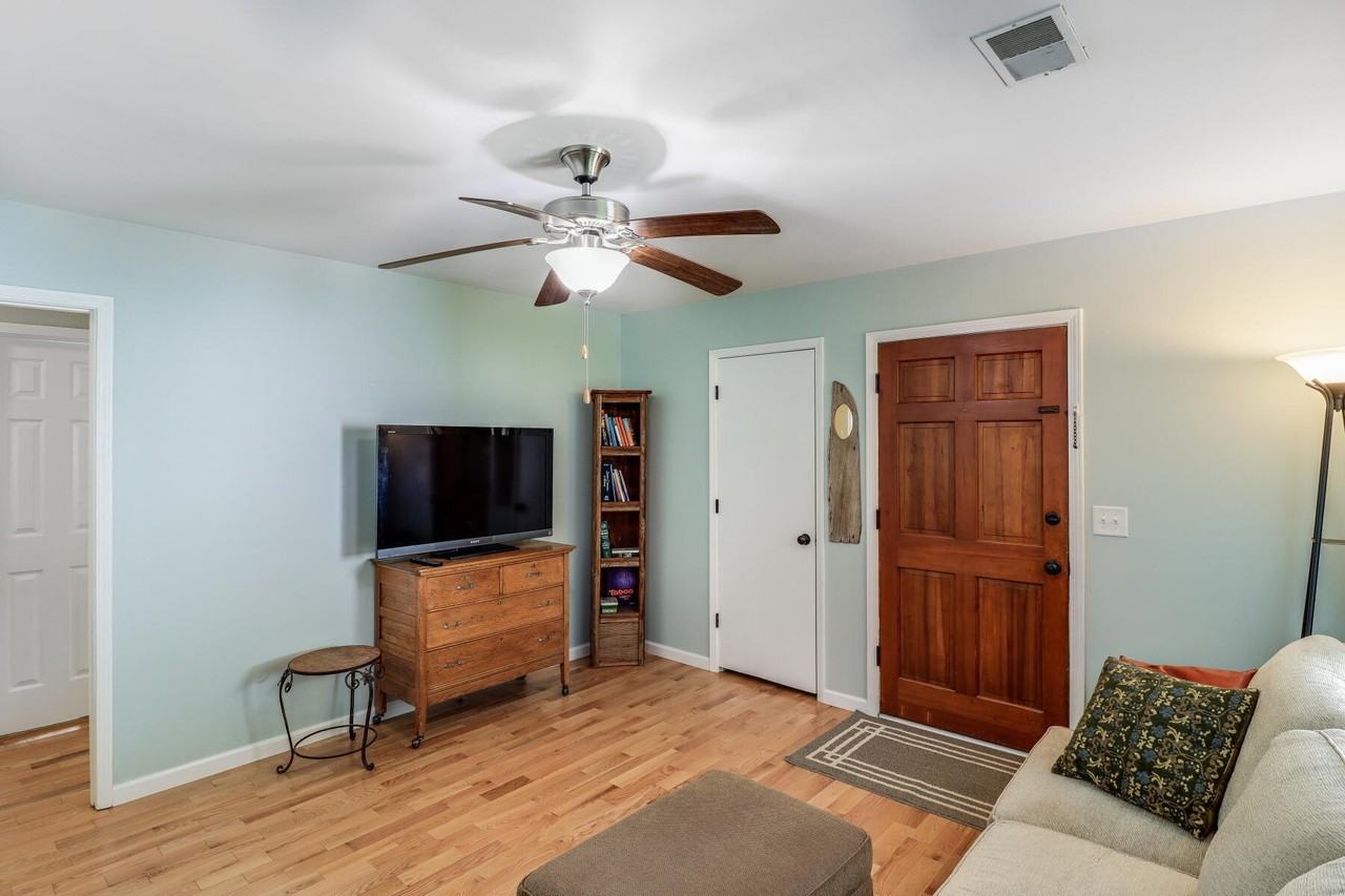 1728 Pinckney Park Dr Unit B - Photo 3 of 18