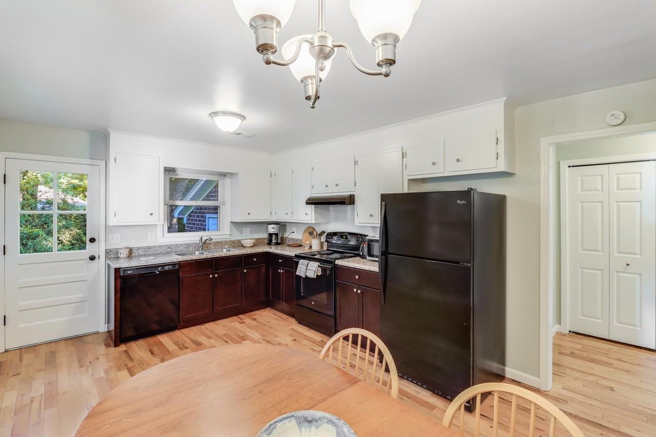 1728 Pinckney Park Dr Unit B - Photo 5 of 18