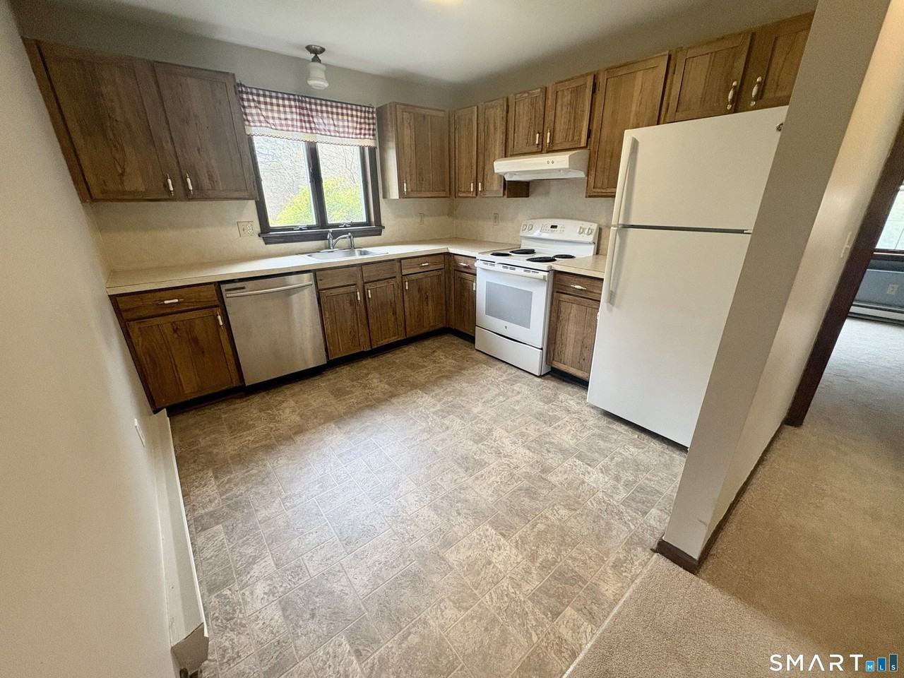 302 Boston Post Rd Apt 14 - Photo 6 of 9