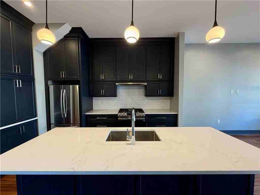 824 6th St - Photo 4 of 38