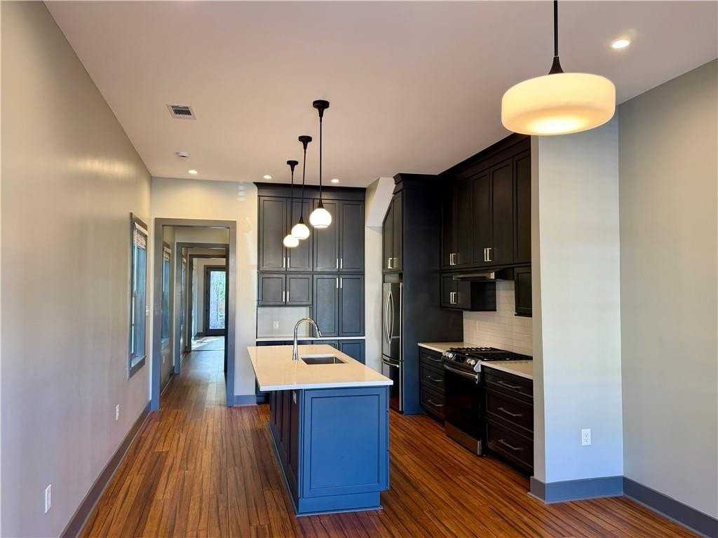 824 6th St - Photo 5 of 38