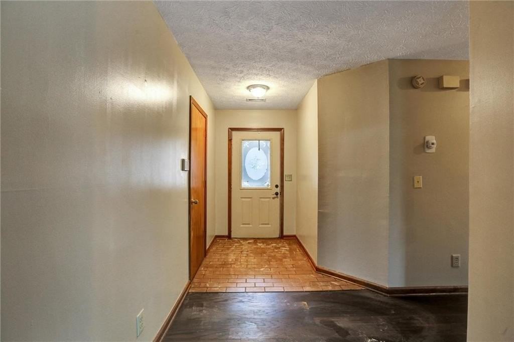 1262 Bailing Dr - Photo 4 of 35