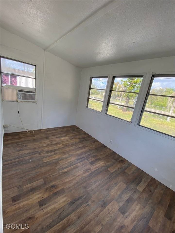 4900 Tice St - Photo 5 of 10