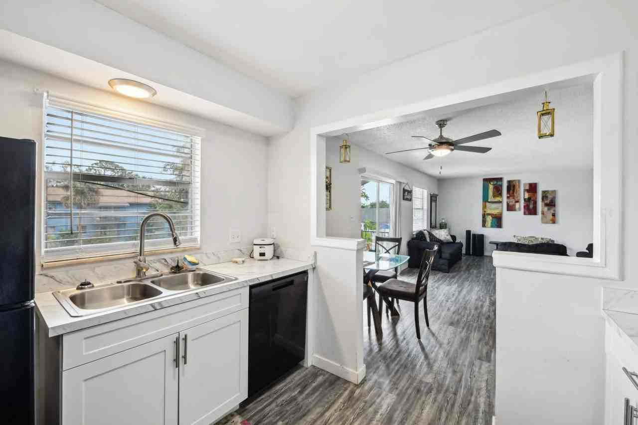 Roselea Manor Apartments - Photo 2 of 12