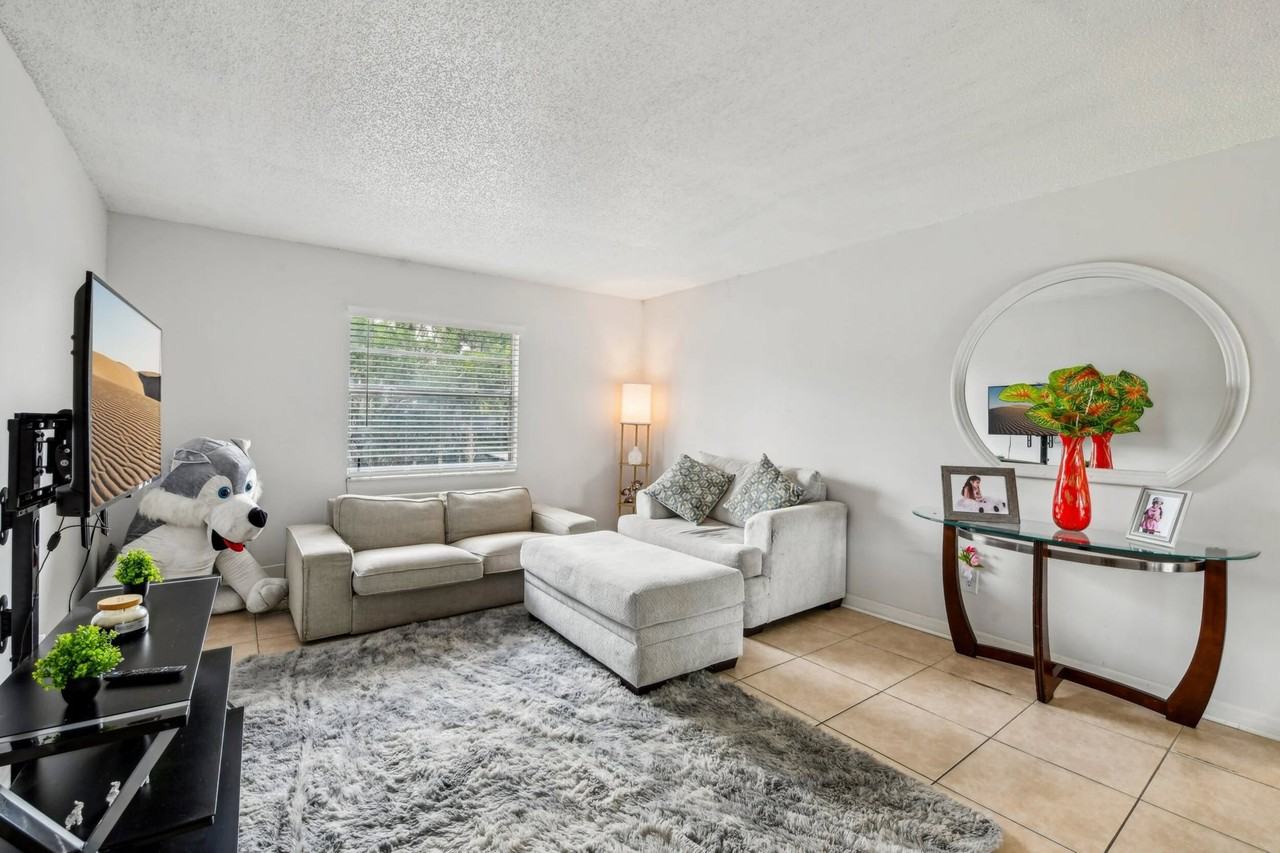 Roselea Manor Apartments - Photo 3 of 12