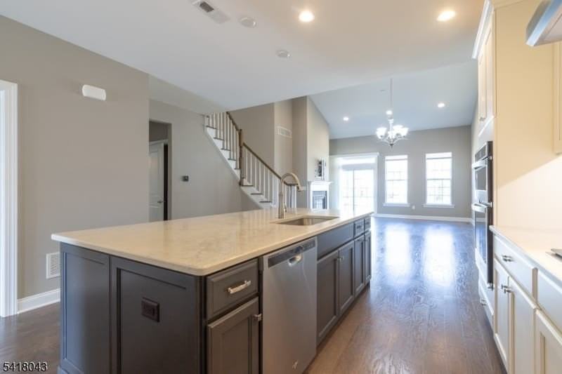 76 Van Cleef Dr - Photo 3 of 6