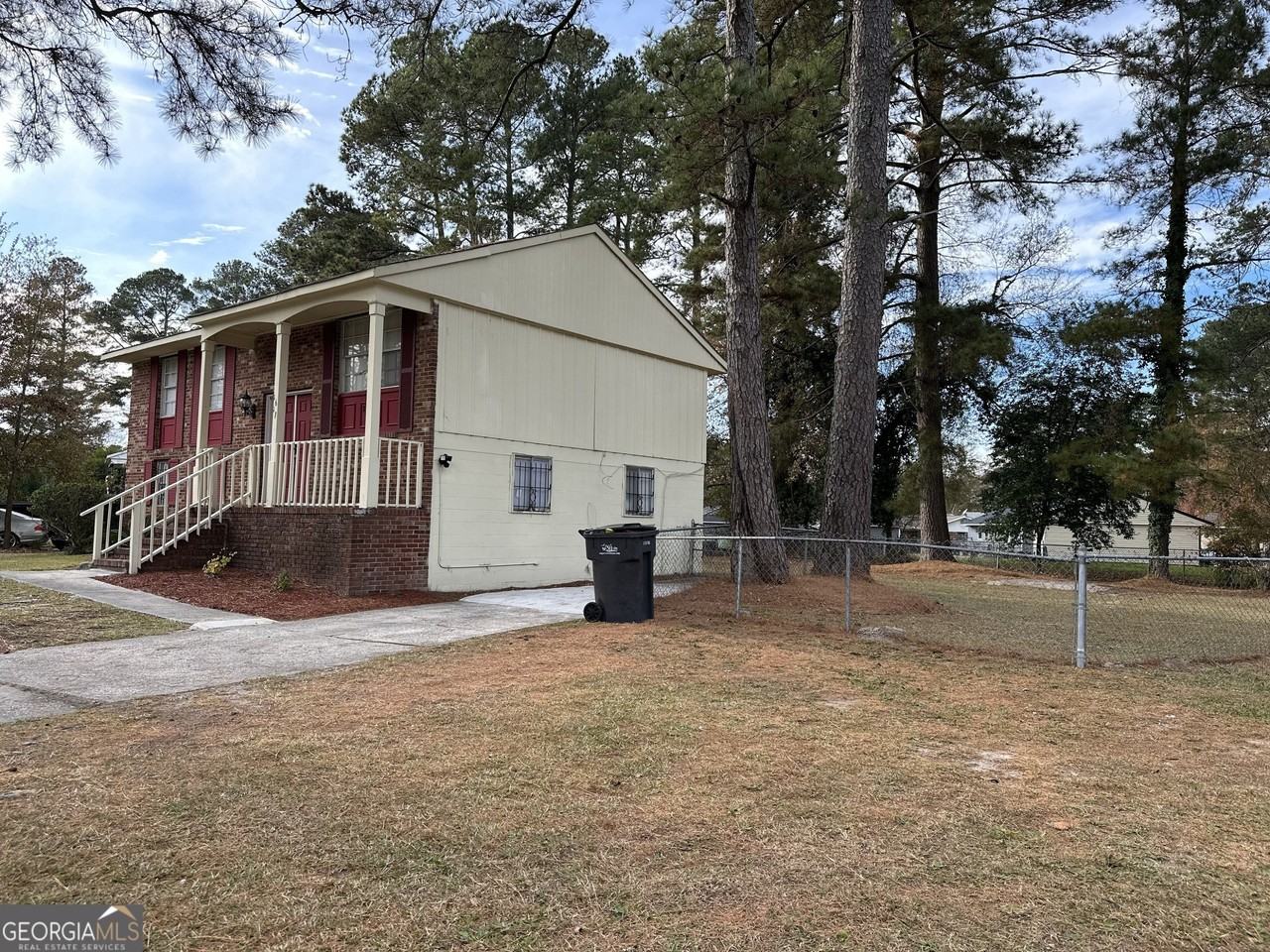 1613 Apple Valley Dr - Photo 4 of 17