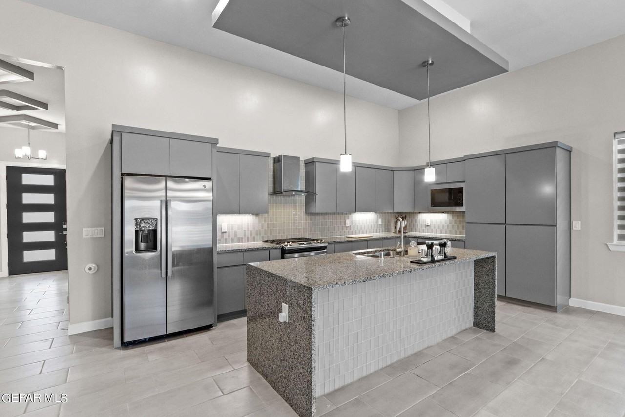 12300 Desert Heights Ct - Photo 3 of 33