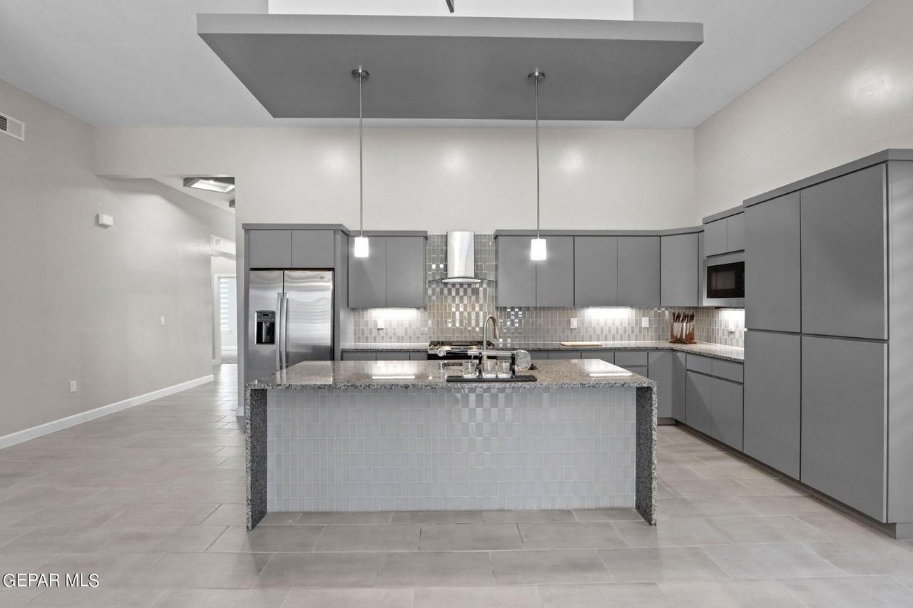 12300 Desert Heights Ct - Photo 4 of 33