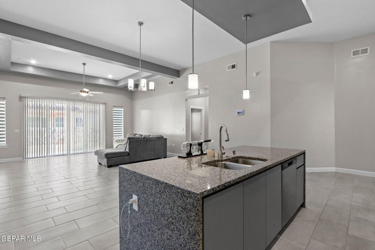 12300 Desert Heights Ct - Photo 5 of 33