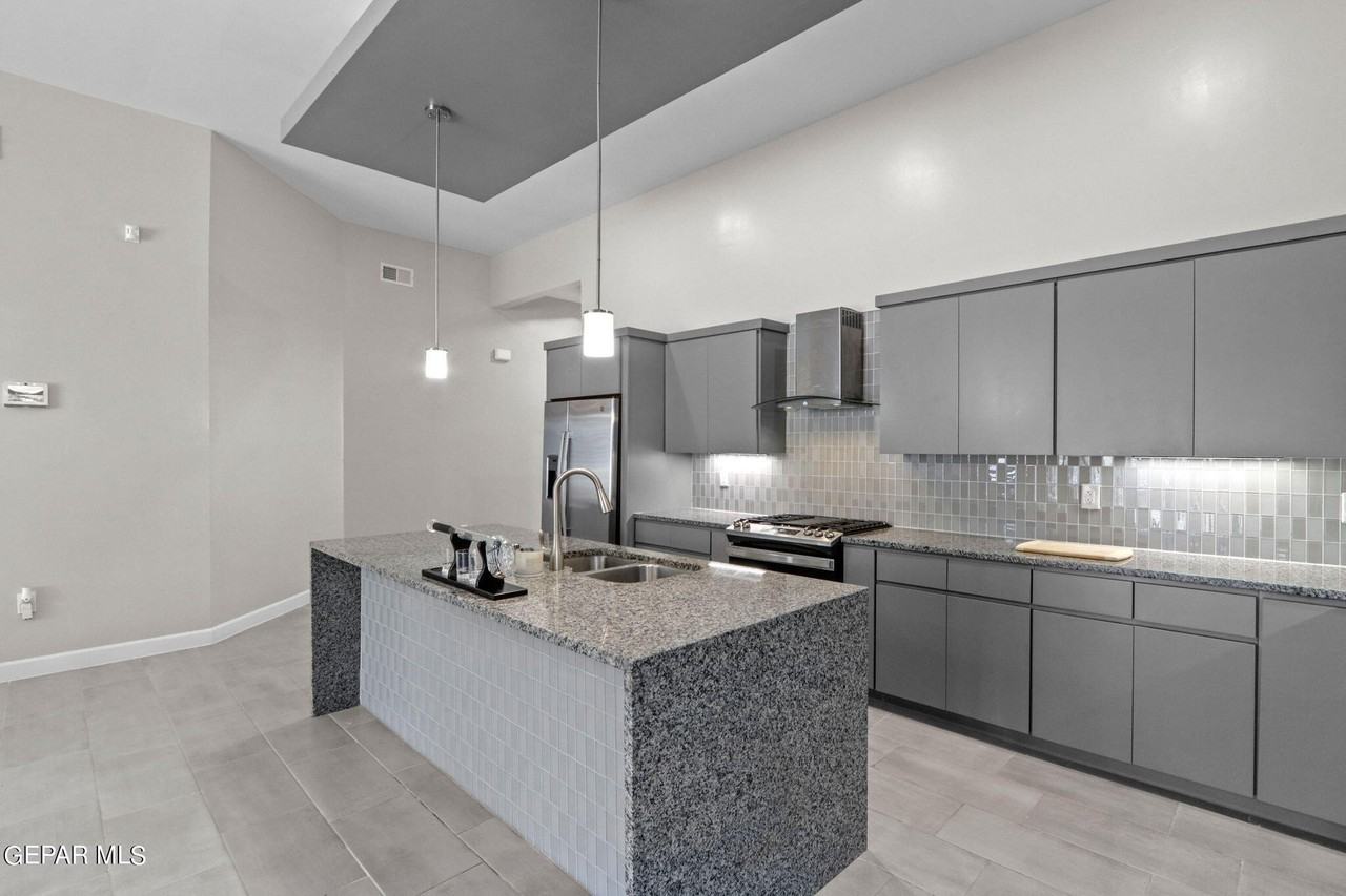 12300 Desert Heights Ct - Photo 6 of 33