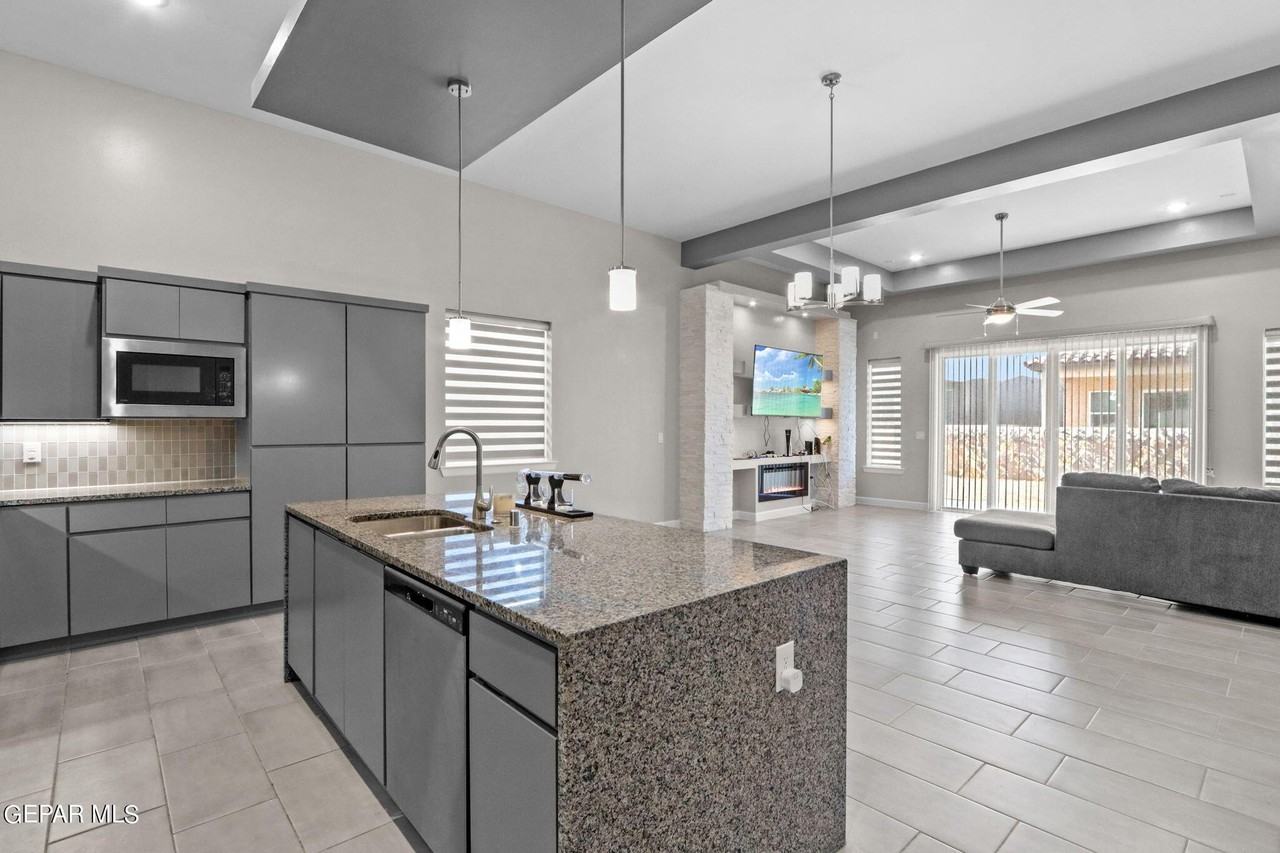 12300 Desert Heights Ct - Photo 7 of 33