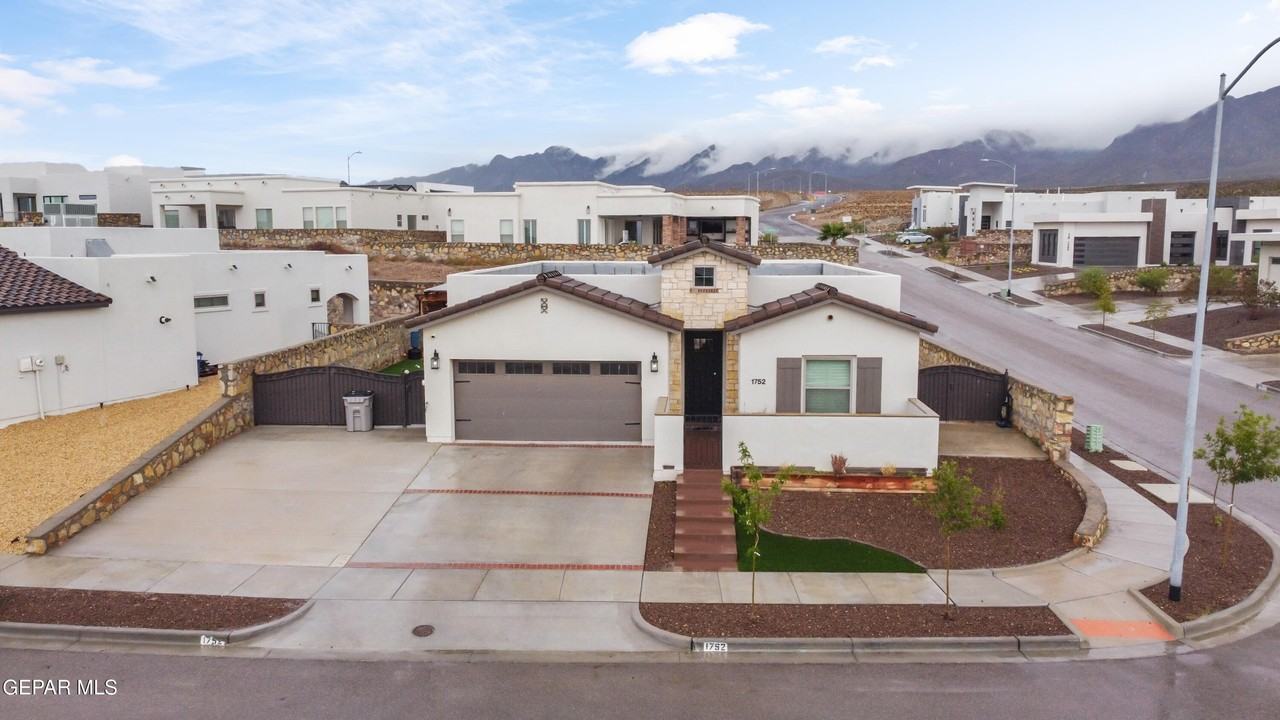 1752 Muleshoe Dr - Photo 2 of 50