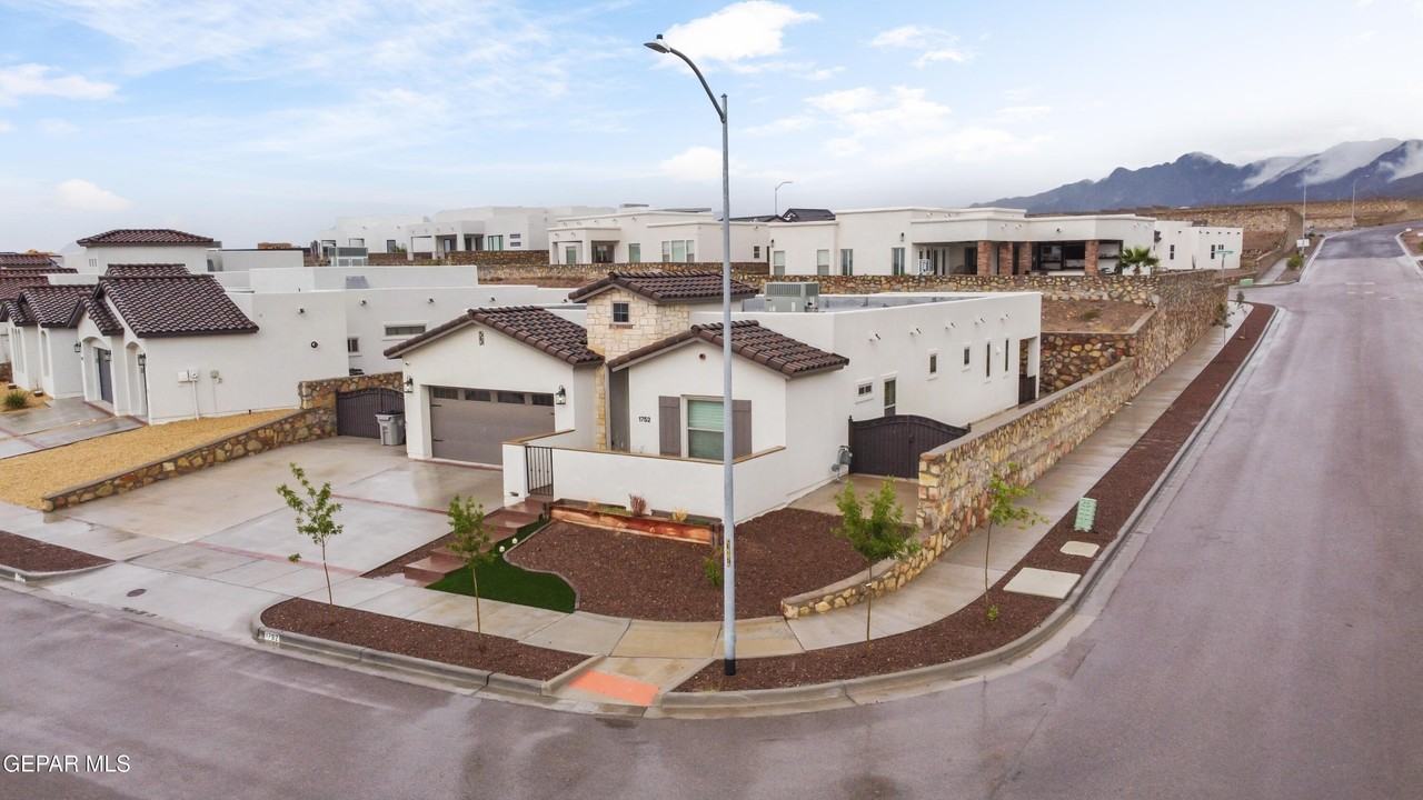 1752 Muleshoe Dr - Photo 3 of 50