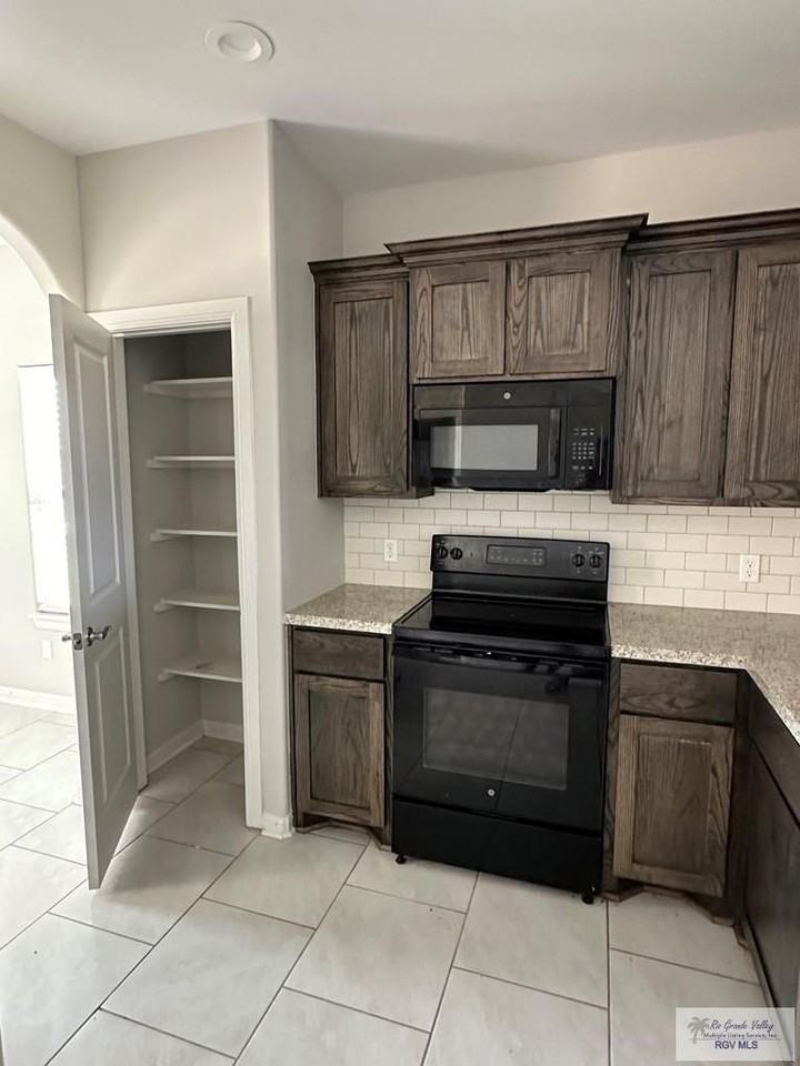 2032 Grove Ln - Photo 6 of 10