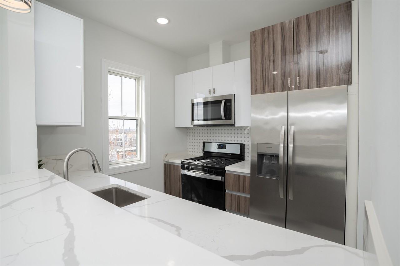 144 Bergen Ave #2E - Photo 5 of 39