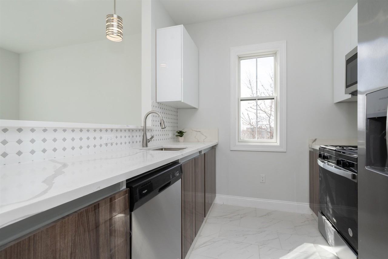 144 Bergen Ave #2E - Photo 6 of 39