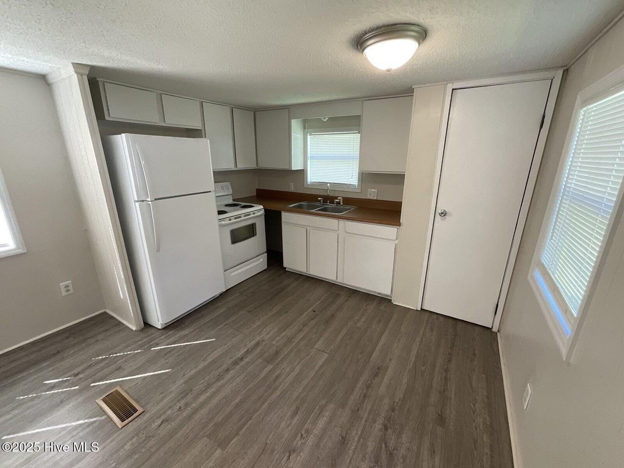 141 Denise Dr - Photo 3 of 9