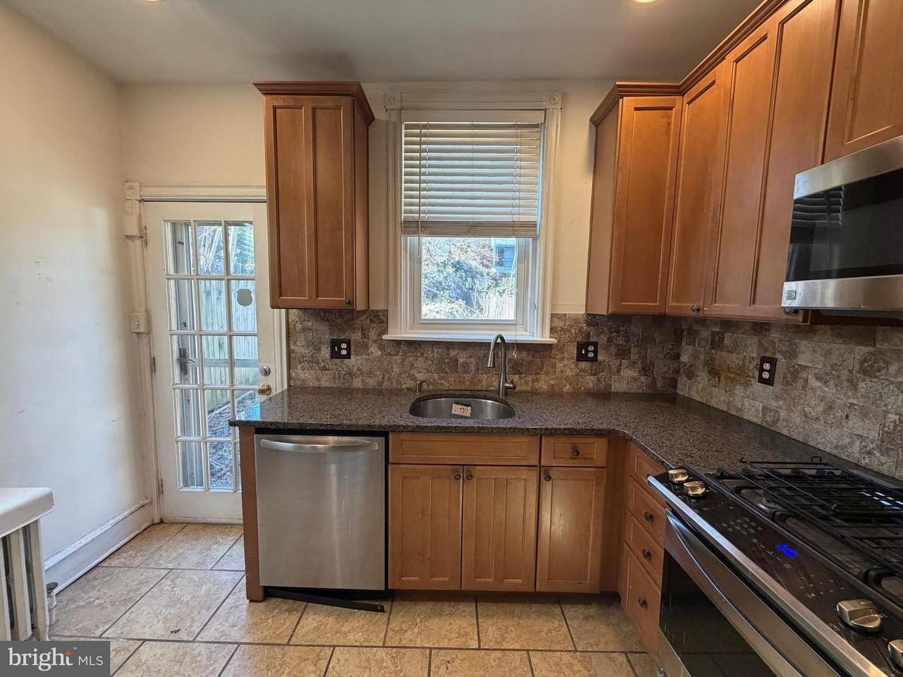 1505 Hancock St - Photo 7 of 15