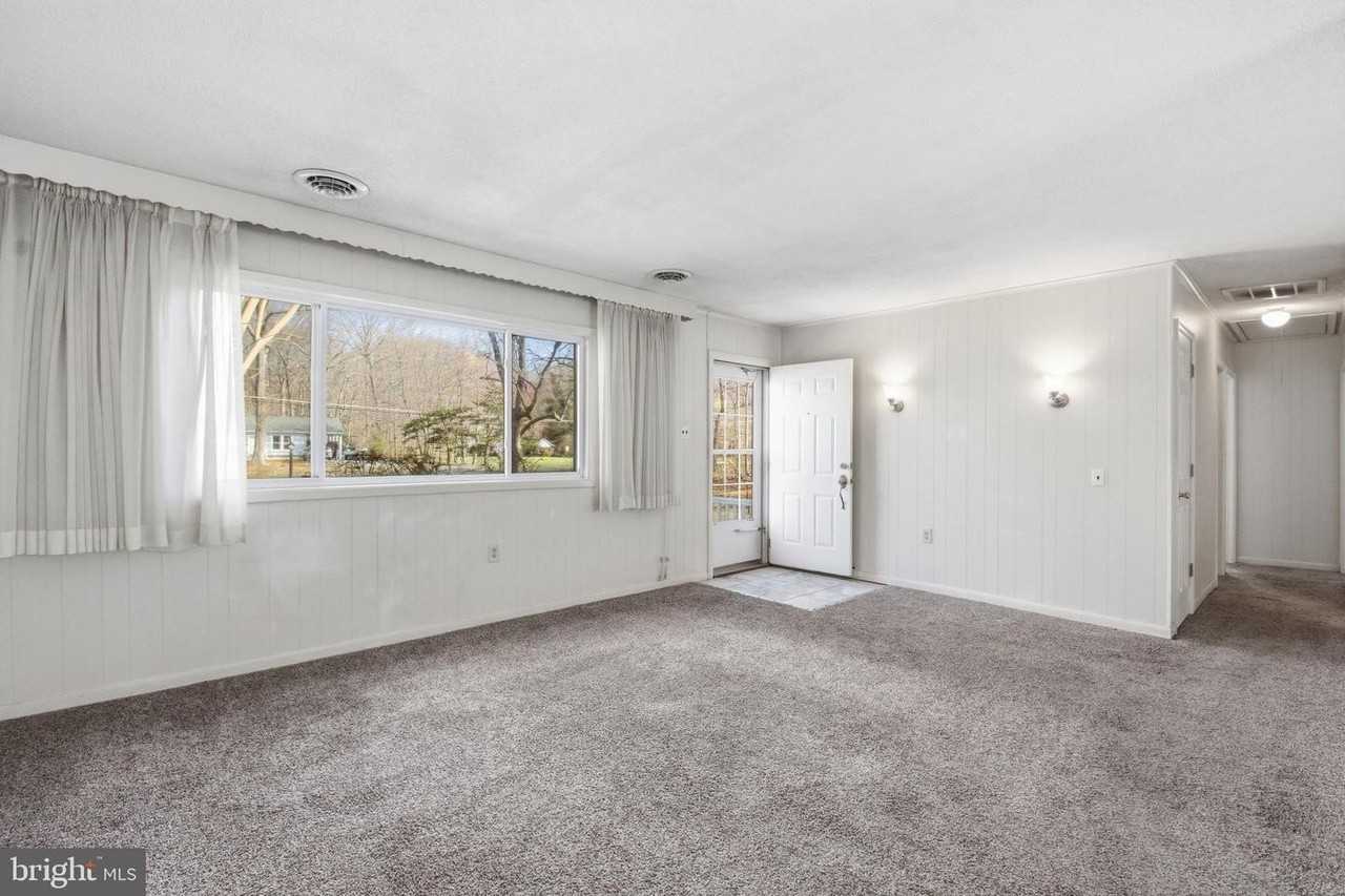 1469 Cedarhurst Rd - Photo 4 of 19