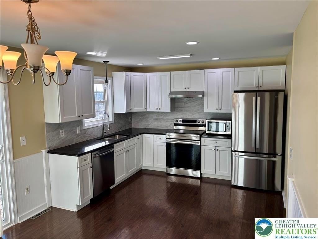 5039 Shawnee Blvd - Photo 3 of 25