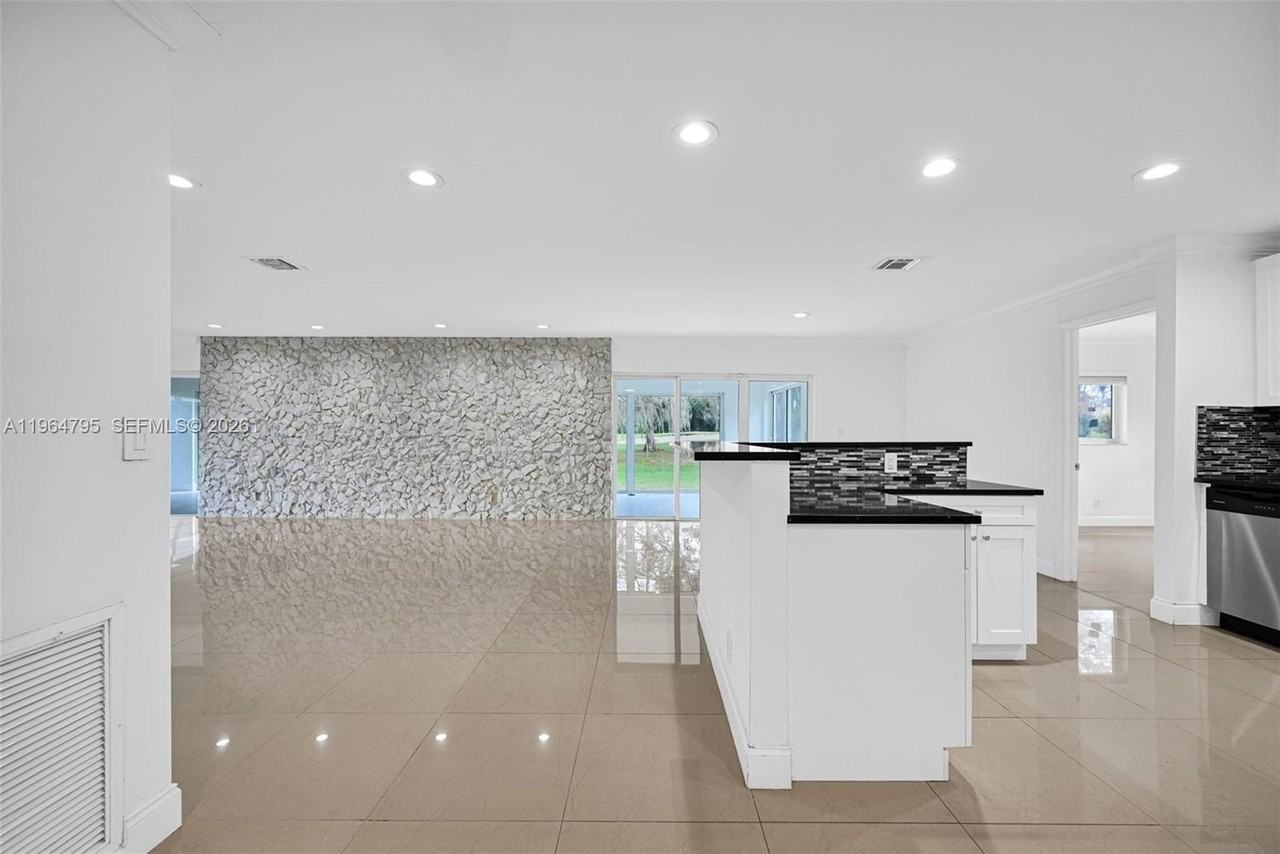 820 E Cypress Ln #V38 - Photo 5 of 50