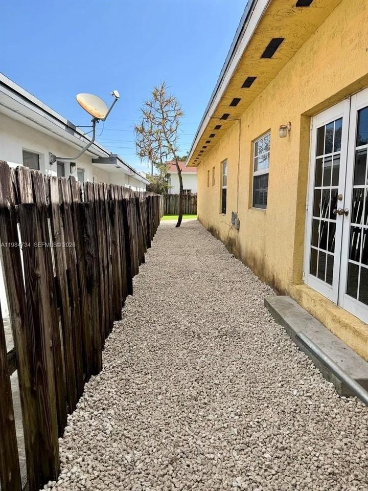 1008 Nw 2nd Ave - Photo 3 of 4