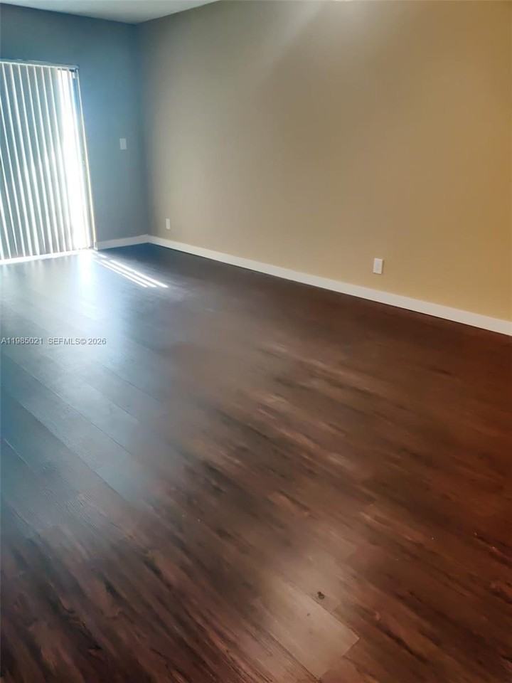 8290 Lake Dr #509 - Photo 5 of 16