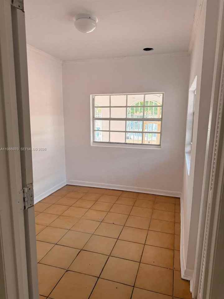 409 Nw 33rd St #1 - Photo 3 of 17