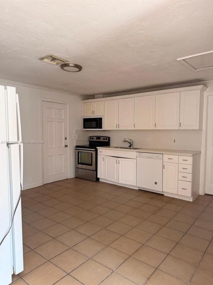 409 Nw 33rd St #1 - Photo 4 of 17