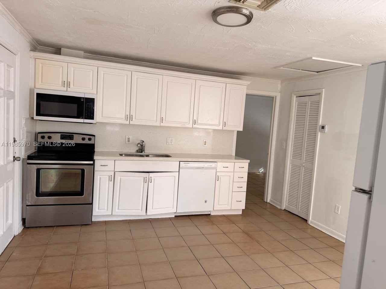 409 Nw 33rd St #1 - Photo 5 of 17