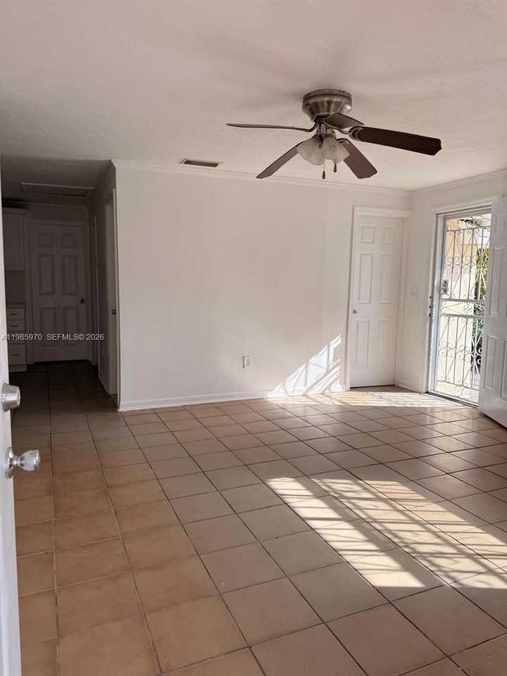 409 Nw 33rd St #1 - Photo 6 of 17