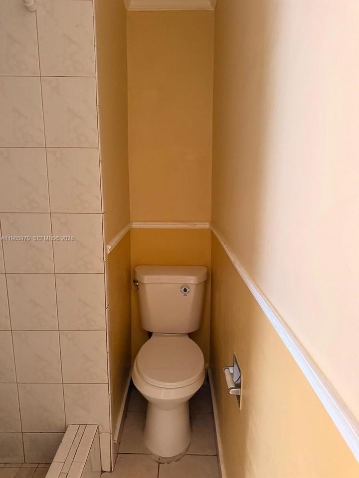 409 Nw 33rd St #1 - Photo 7 of 17