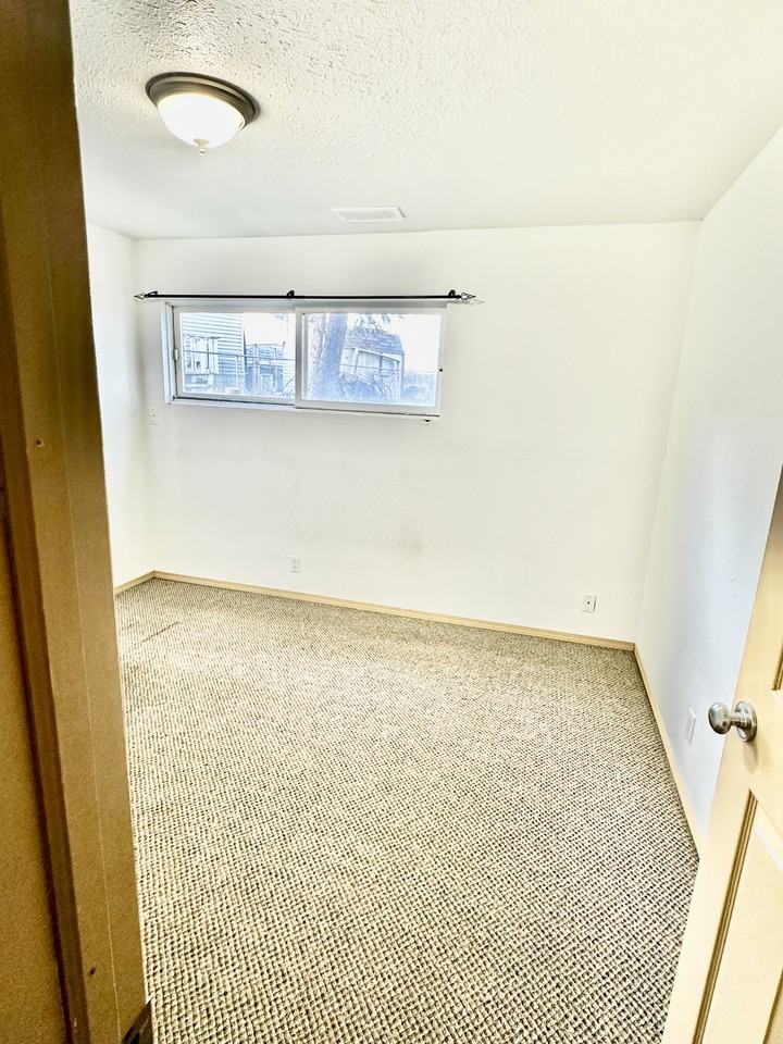 10207 1-10207 Pine Ave W - Photo 7 of 12