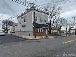 featured image of 556 Roosevelt Ave #1