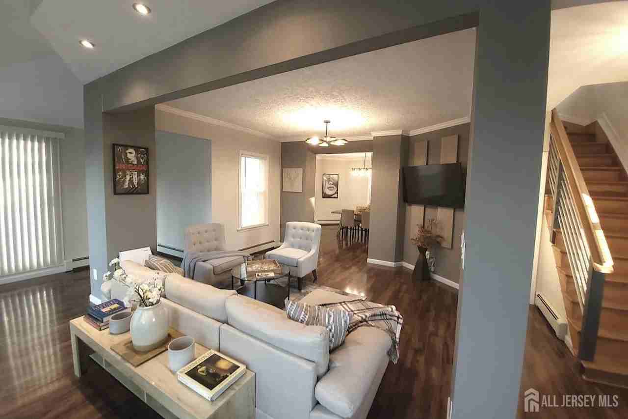 425 W Broad St - Photo 2 of 19