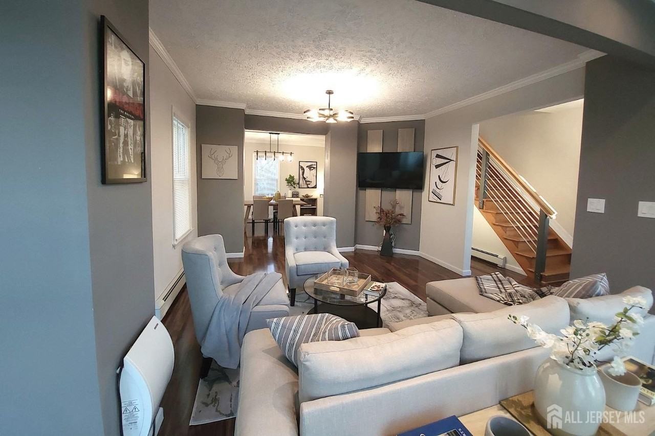 425 W Broad St - Photo 3 of 19