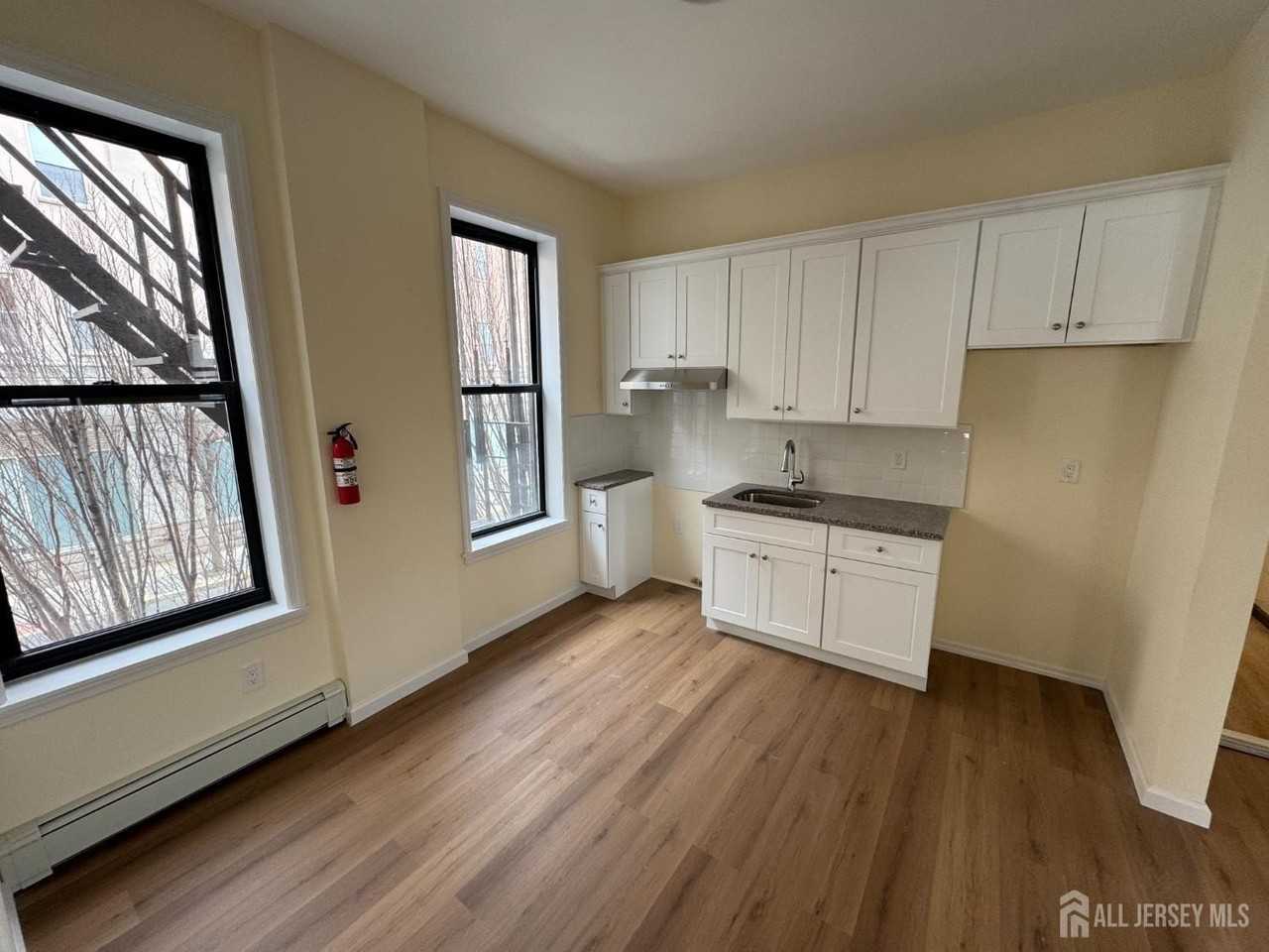 290 King St #1 - Photo 2 of 6