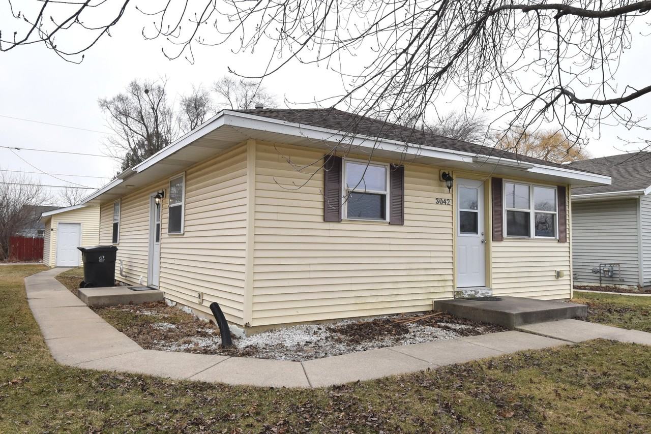 3042 Hamlin Ave - Photo 2 of 25