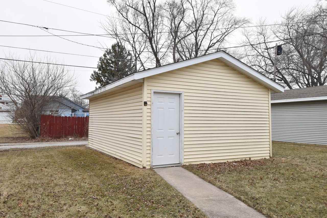 3042 Hamlin Ave - Photo 3 of 25