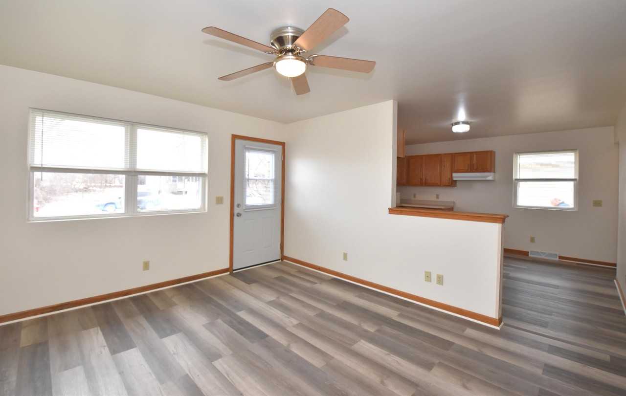 3042 Hamlin Ave - Photo 4 of 25