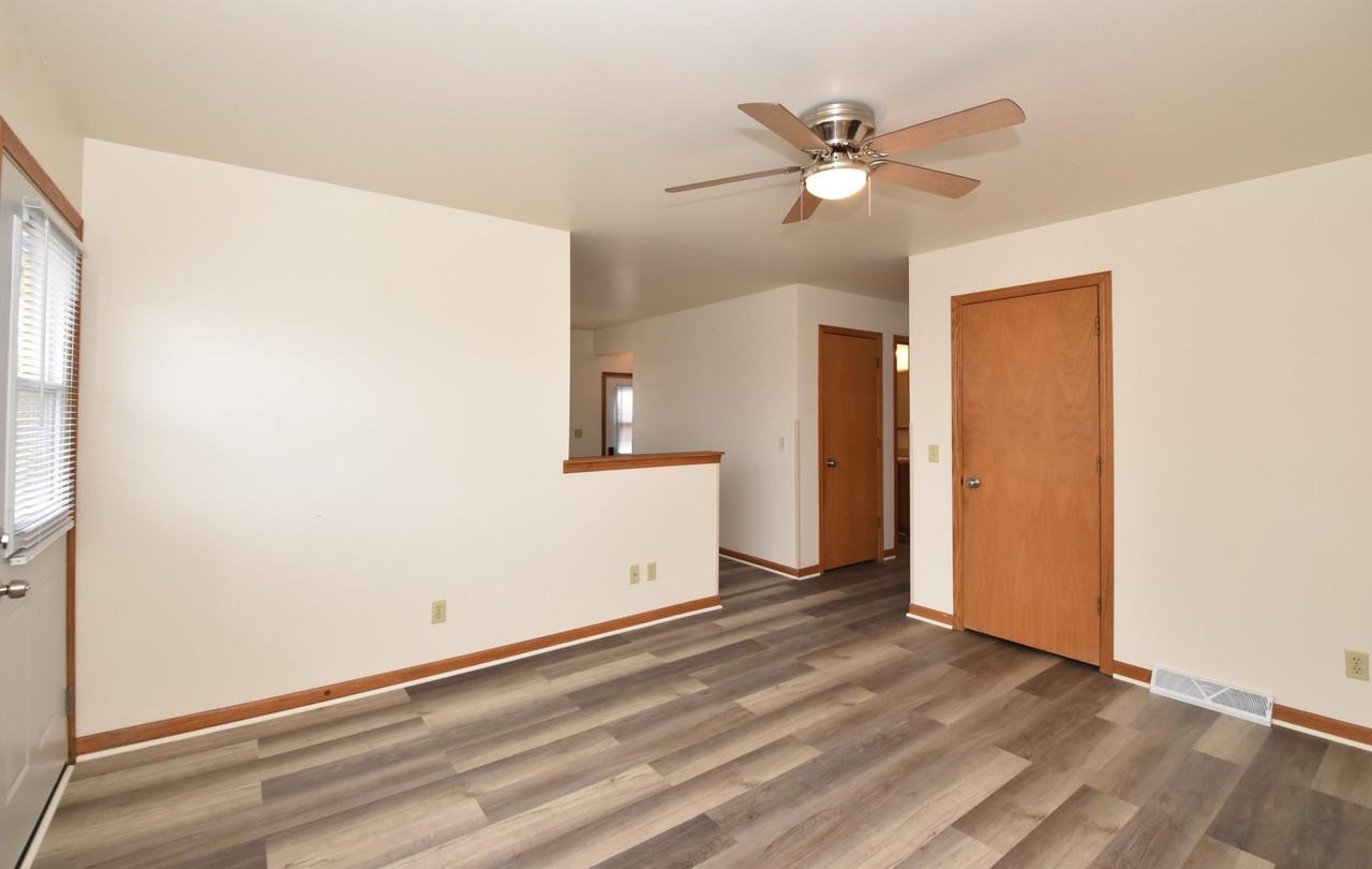 3042 Hamlin Ave - Photo 5 of 25