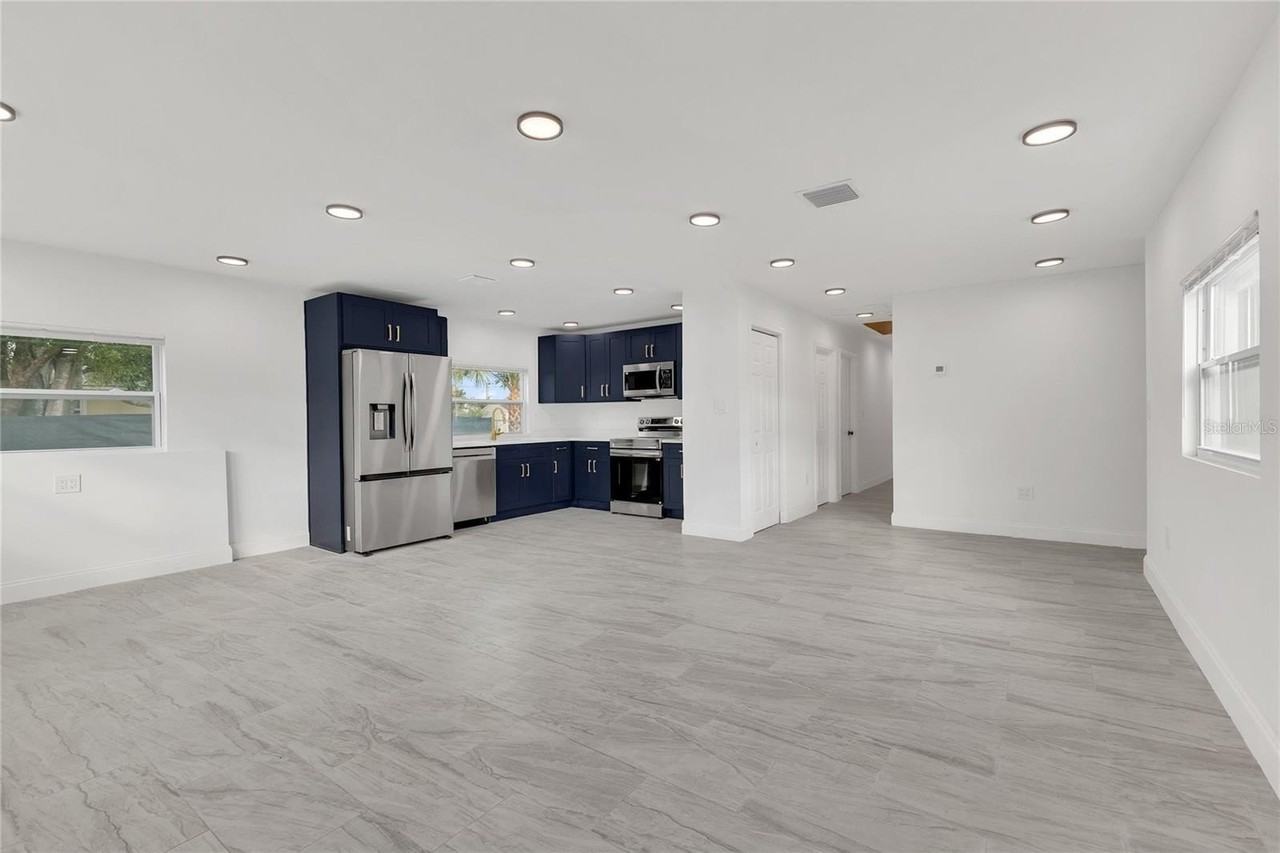 1121 Illinois Ave - Photo 4 of 28