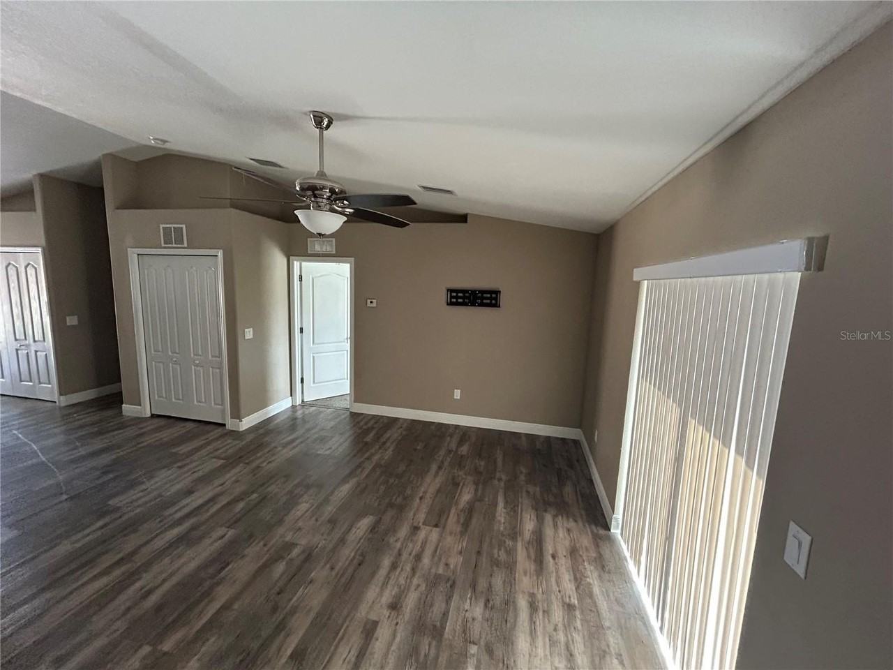 9208 N Travis Dr - Photo 4 of 15