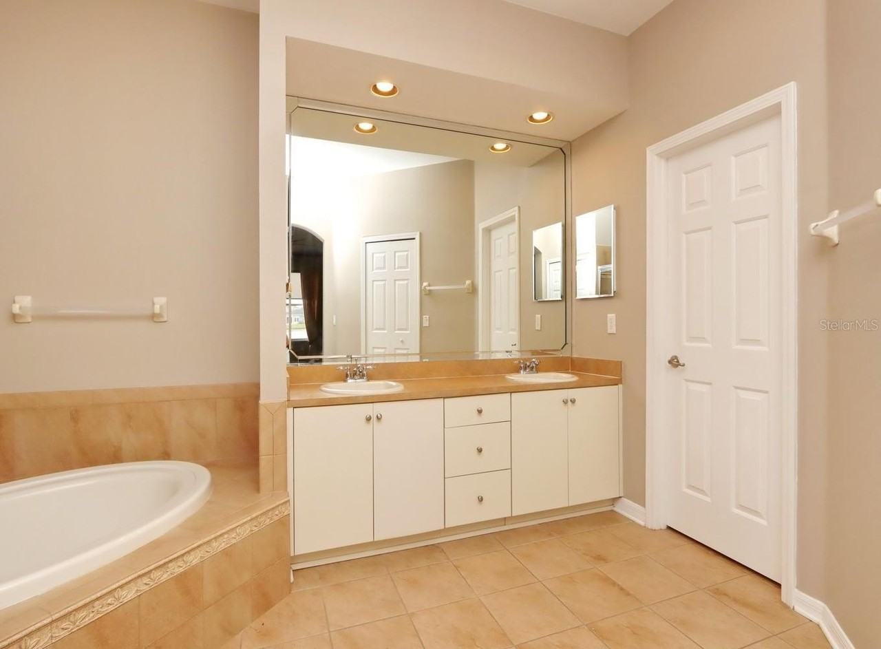 13714 Artesa Bell Dr - Photo 5 of 36