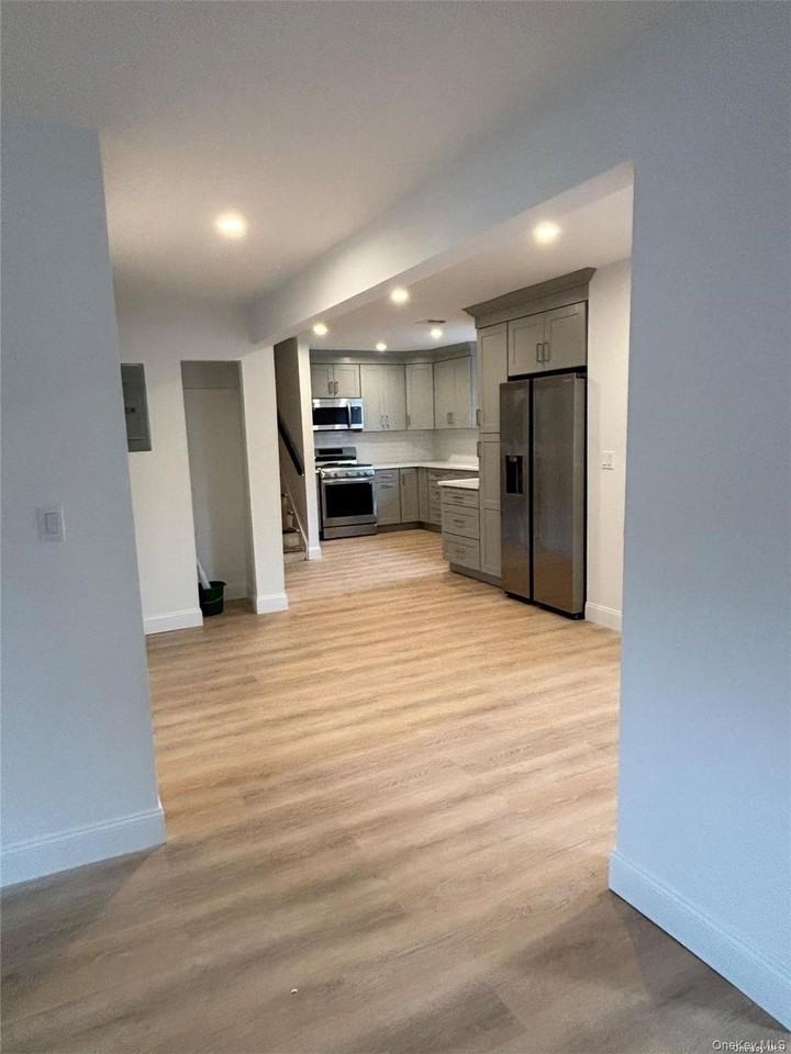 1353 Old Northern Blvd - Photo 5 of 20