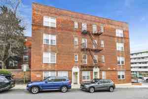 featured image of 1 Ash Pl Apt 1m